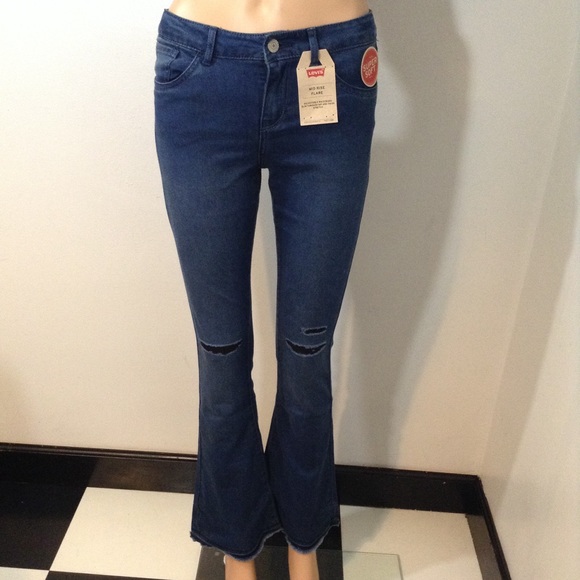 Levis Design Knee Flare Leg. Last 1 - Picture 4 of 6